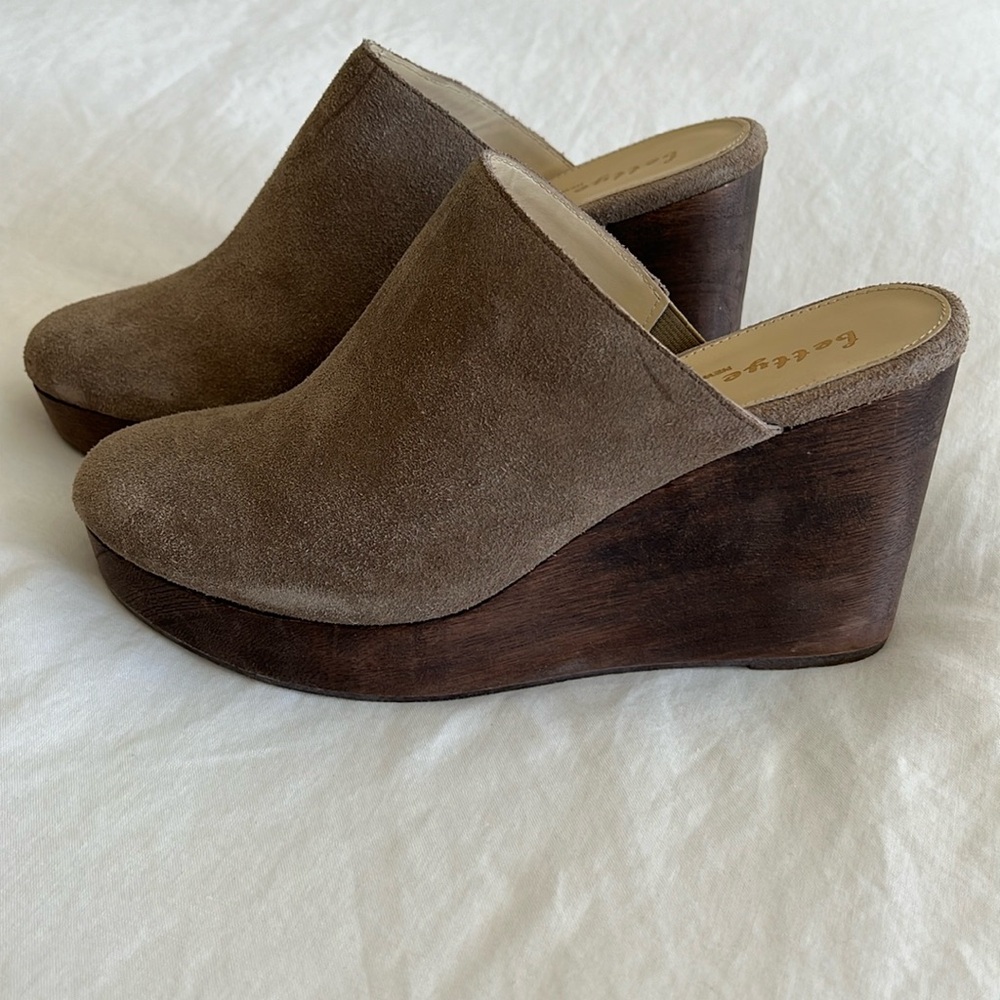 Bettye Muller New York suede platform clogs like new! Size 8.5